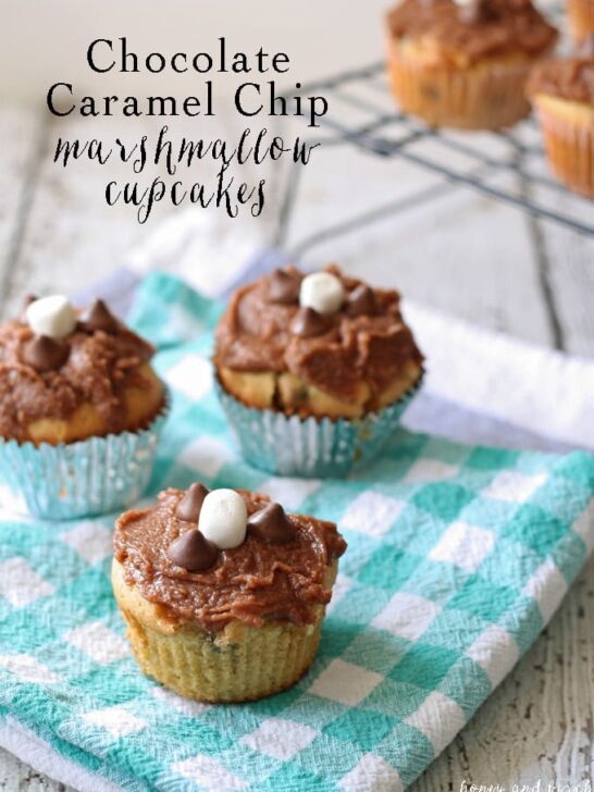 Chocolate Caramel Chip Marshmallow Cupcakes #sponsored #NestleTollHouse #DelighFulls | www.honeyandbirch.com