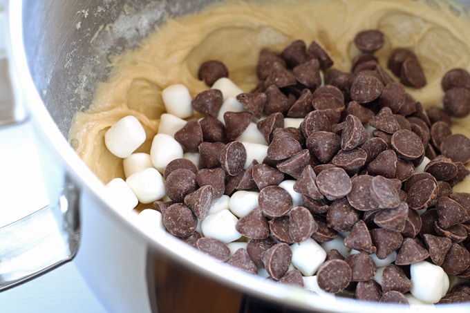 Chocolate Caramel Chip Marshmallow Cupcakes #sponsored #NestleTollHouse #DelighFulls | www.honeyandbirch.com