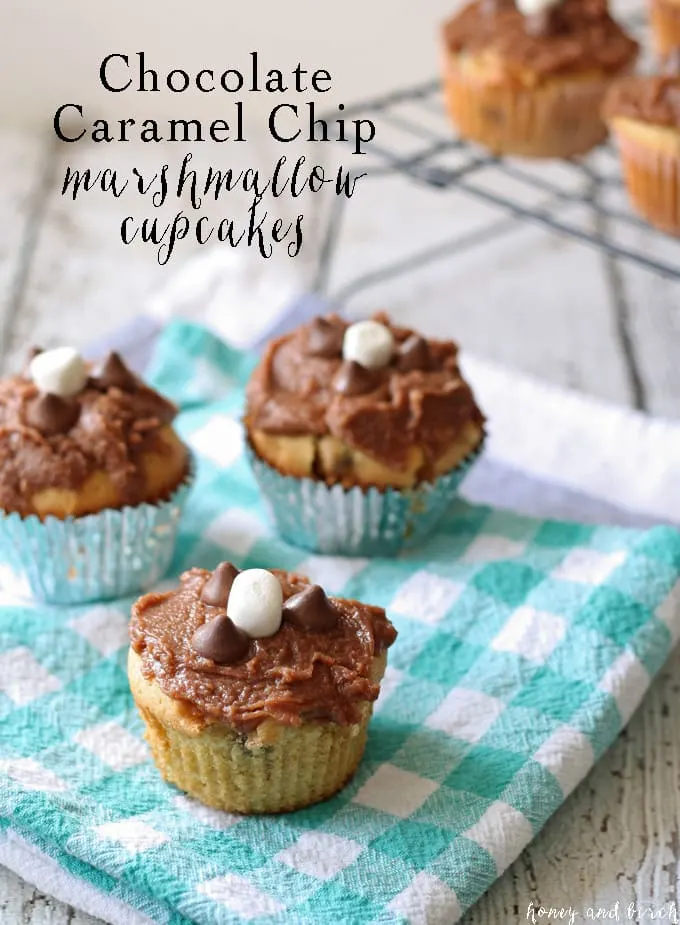 Chocolate Caramel Chip Marshmallow Cupcakes #sponsored #NestleTollHouse #DelighFulls | www.honeyandbirch.com