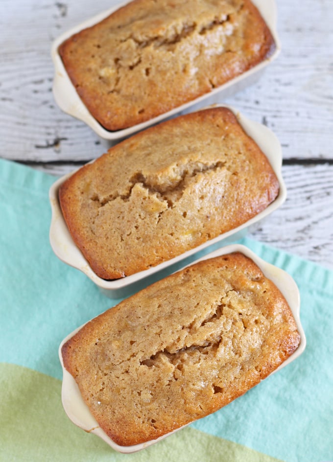 When life gives you a boatload of bananas, you make mini banana bread loaves! This recipe only takes 30 minutes to bake and leaves delicious and moist mini quick-bread. | www.honeyandbirch.com