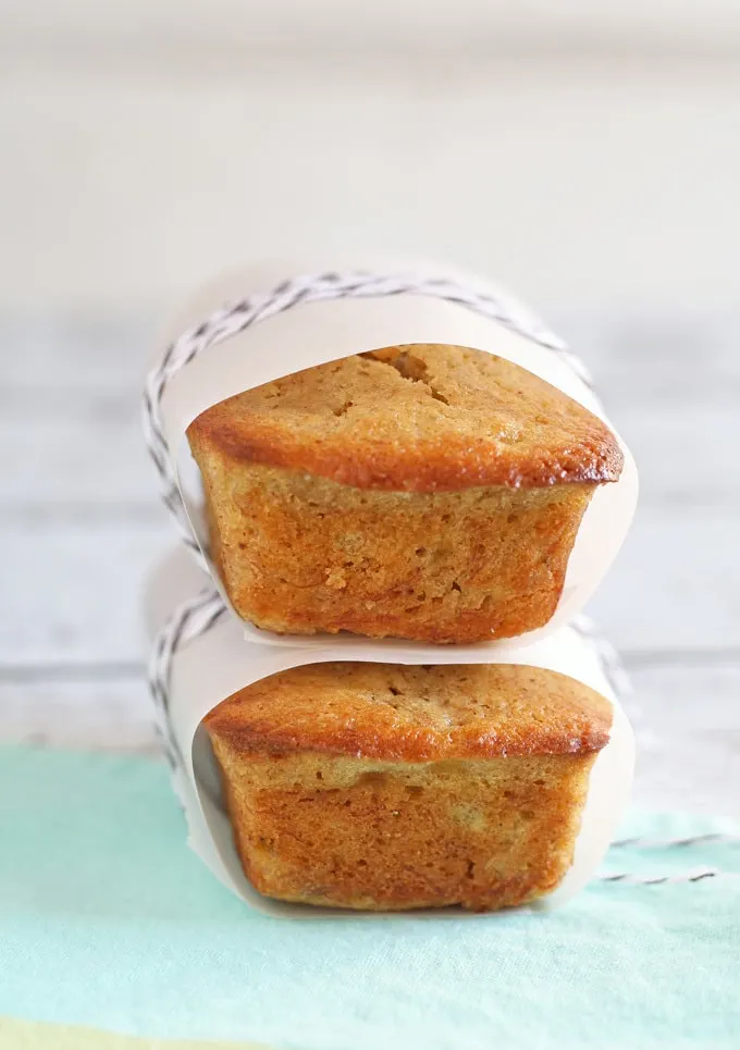 When life gives you a boatload of bananas, you make mini banana bread loaves! This recipe only takes 30 minutes to bake and leaves delicious and moist mini quick-bread. | www.honeyandbirch.com
