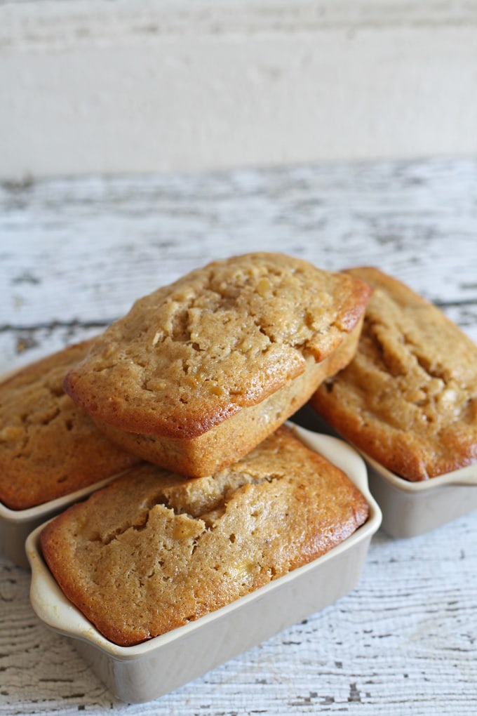 When life gives you a boatload of bananas, you make mini banana bread loaves! This recipe only takes 30 minutes to bake and leaves delicious and moist mini quick-bread. | www.honeyandbirch.com