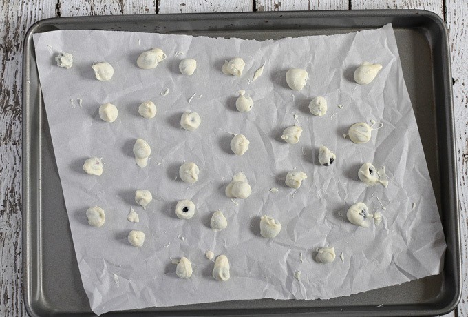 White Chocolate Covered Blueberries | www.honeyandbirch.com #easy #dessert #snack