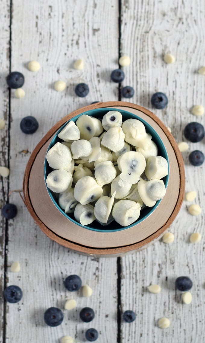 White Chocolate Covered Blueberries | www.honeyandbirch.com #easy #dessert #snack