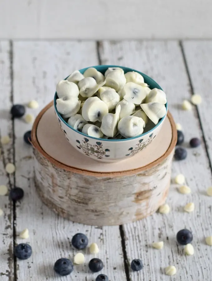 White Chocolate Covered Blueberries | www.honeyandbirch.com #easy #dessert #snack