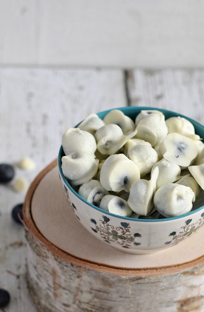 White Chocolate Covered Blueberries | www.honeyandbirch.com #easy #dessert #snack