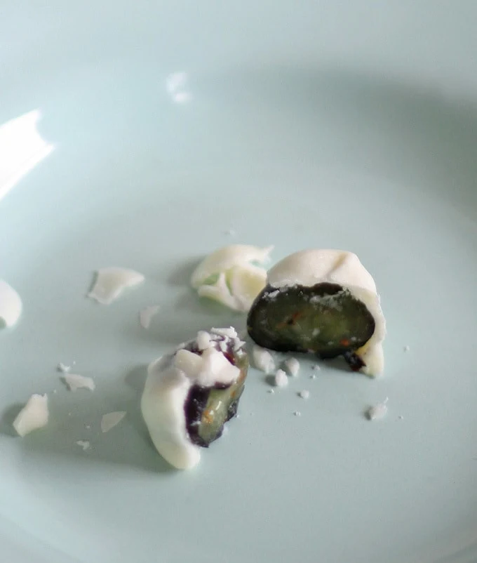 White Chocolate Covered Blueberries | www.honeyandbirch.com #easy #dessert #snack