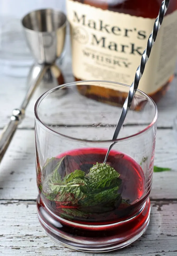 Hibiscus Honey Mint Julep | honeyandbirch.com #bourbon #cocktail