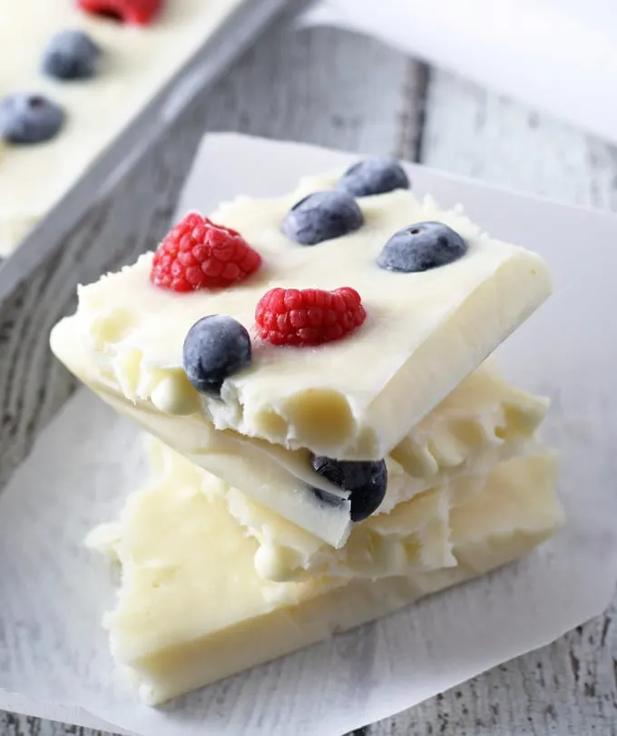 Looking for a fun patriotic dessert that is a little healthier? Try this red white and blue frozen yogurt bark. It's full of berries and sweetened with honey for a perfect holiday dessert! | honeyandbirch.com