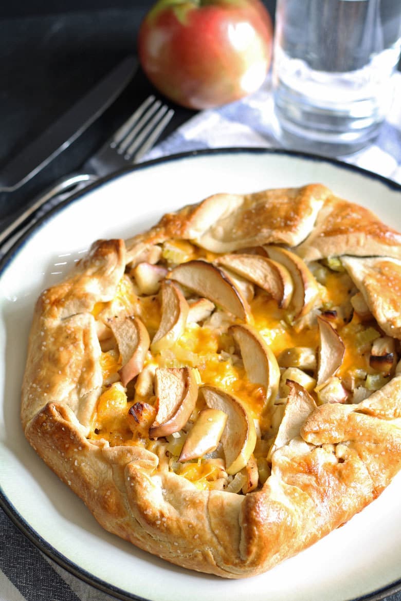 If you're looking for savory recipes with apples, this apple chicken cheddar galette is the one. It is perfect for dinner - and autumn. | honeyandbirch.com