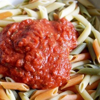 Easy Roasted Garlic Basil Tomato Sauce - bring on the pasta and start eating dinner! | honeyandbirch.com