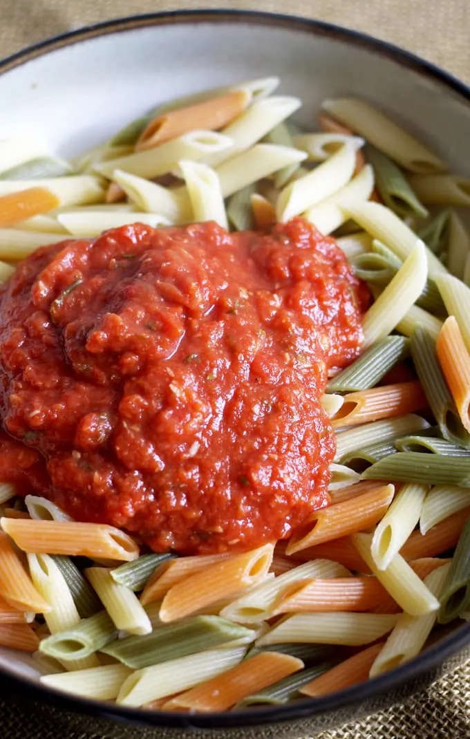 Easy Roasted Garlic Basil Tomato Sauce - bring on the pasta and start eating dinner! | honeyandbirch.com