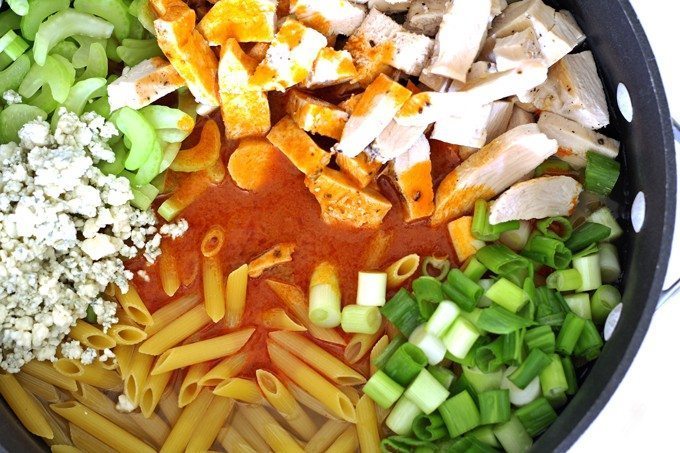Looking for an easy dinner? Try this one pot buffalo chicken pasta dinner! | honeyandbirch.com