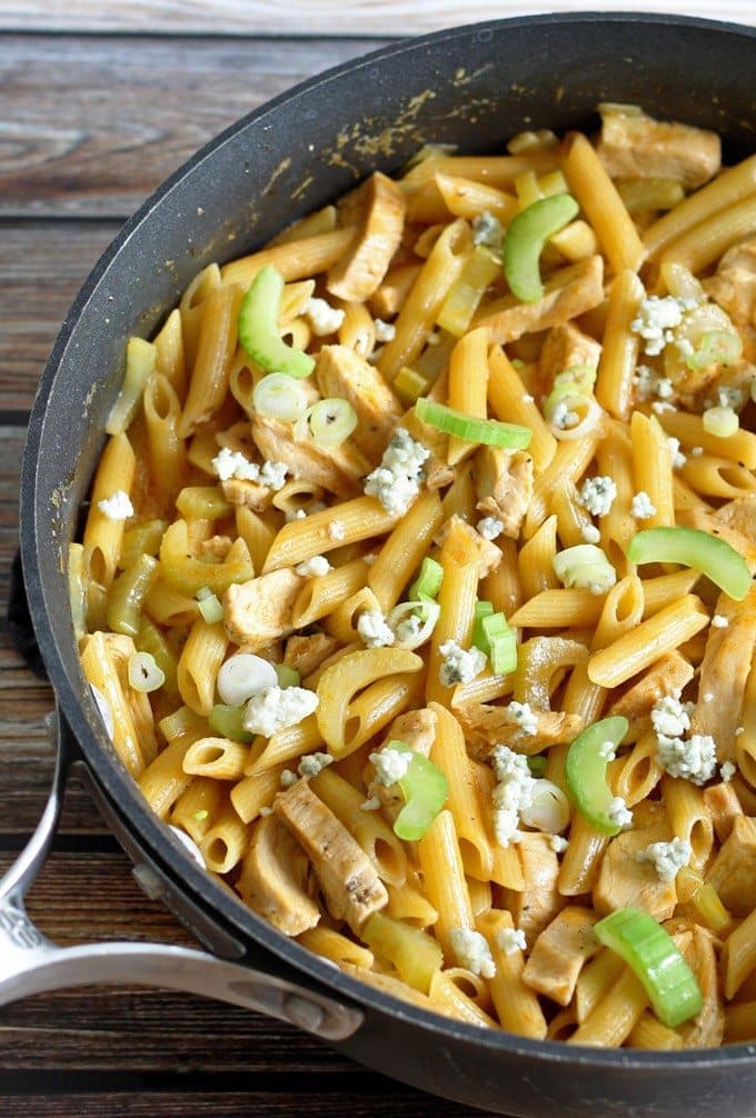 Looking for an easy dinner? Try this one pot buffalo chicken pasta dinner! | honeyandbirch.com