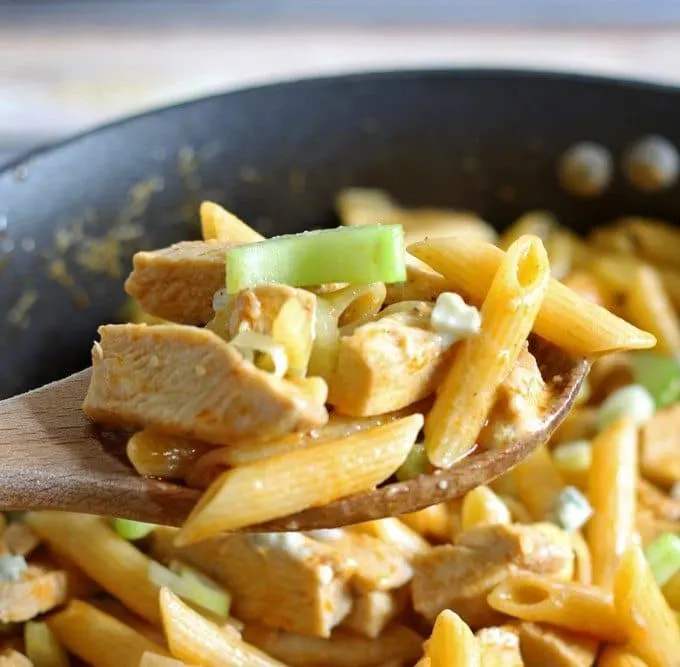 Looking for an easy dinner? Try this one pot buffalo chicken pasta dinner! | honeyandbirch.com