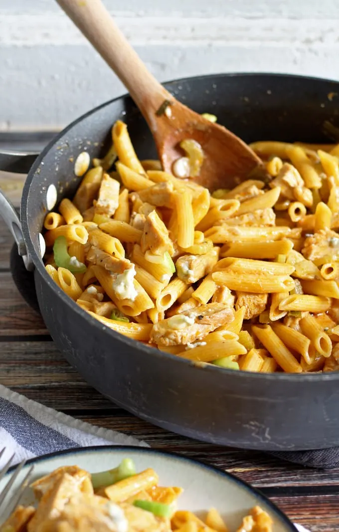 Looking for an easy dinner? Try this one pot buffalo chicken pasta dinner! | honeyandbirch.com