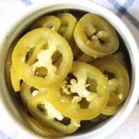 closeup photo of pickled jalapeños