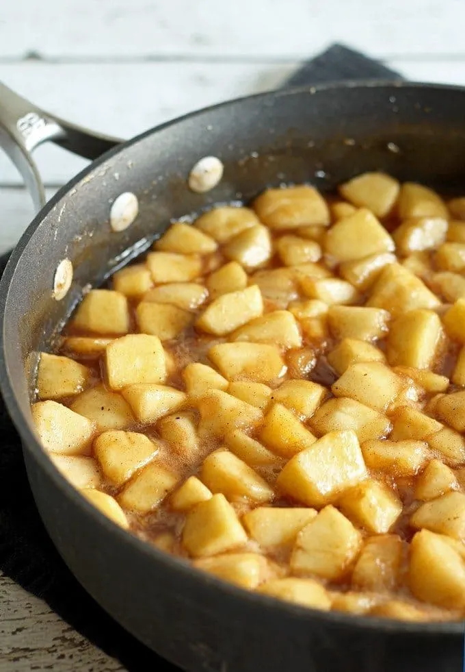 Make homemade apple pie filling with all of autumn's bounty of apples! Fill your home with the smells of apple pie all year long! | honeyandbirch.com