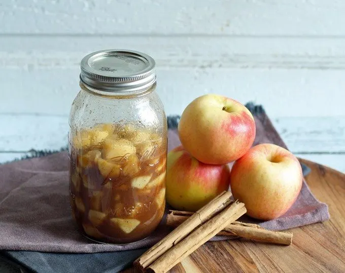 Make homemade apple pie filling with all of autumn's bounty of apples! Fill your home with the smells of apple pie all year long! | honeyandbirch.com