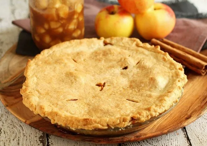 Make homemade apple pie filling with all of autumn's bounty of apples! Fill your home with the smells of apple pie all year long! | honeyandbirch.com Finished Apple Pie