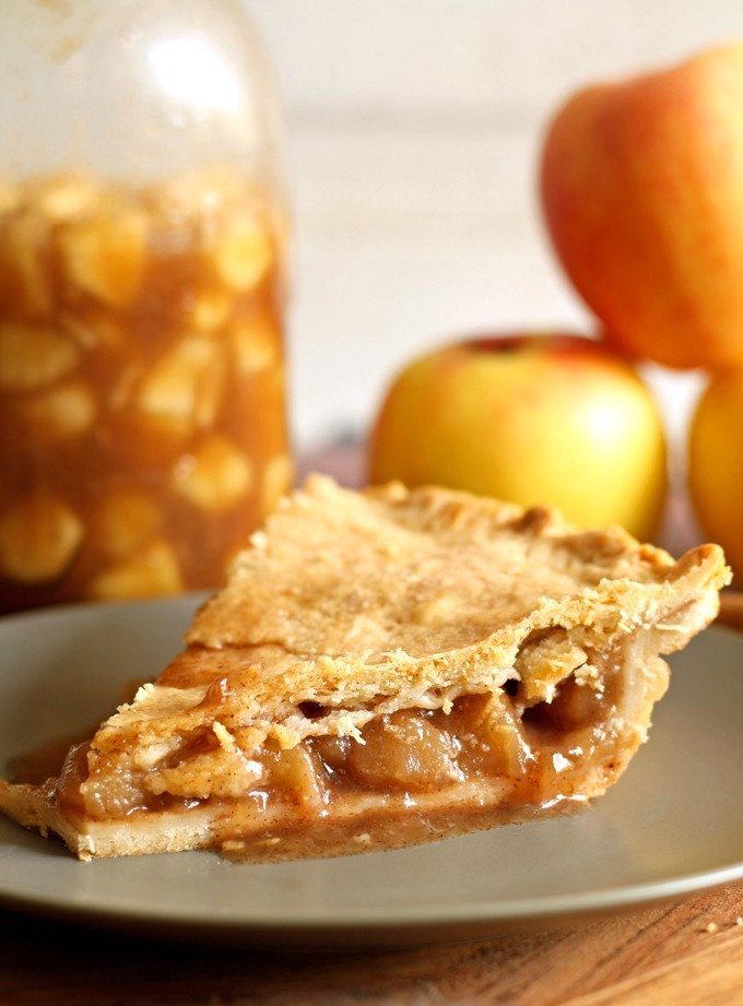 Make homemade apple pie filling with all of autumn's bounty of apples! Fill your home with the smells of apple pie all year long! | honeyandbirch.com