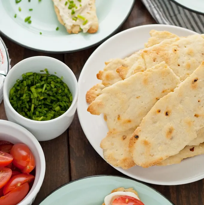 Try these homemade red pepper flatbread crackers with Laughing Cow cheese and some of these easy toppings to reinvent snacking! | honeyandbirch.com