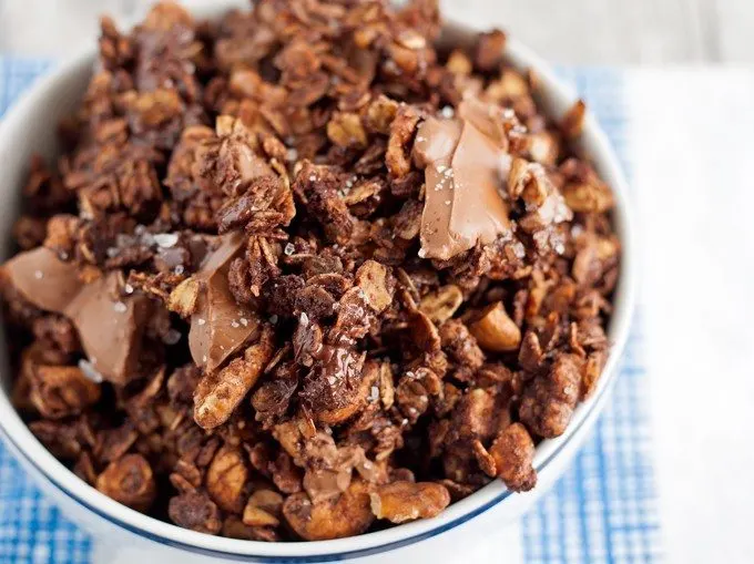 Looking for a fun dessert or a sweet snack? Try this salted chocolate granola! | honeyandbirch.com