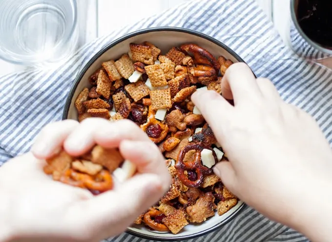 My Thanksgiving dinner tips and a recipe for cinnamon snack mix - perfect for parties or snacking! | honeyandbirch.com