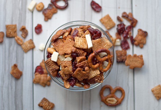 Try this cinnamon snack mix recipe - full of rice cereal, pretzels, graham crackers, cranberries and white chocolate! | honeyandbirch.com