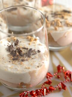 Hot chocolate s'mores parfaits - capture the spirit of the holidays with this fun and easy dessert! | honeyandbirch.com