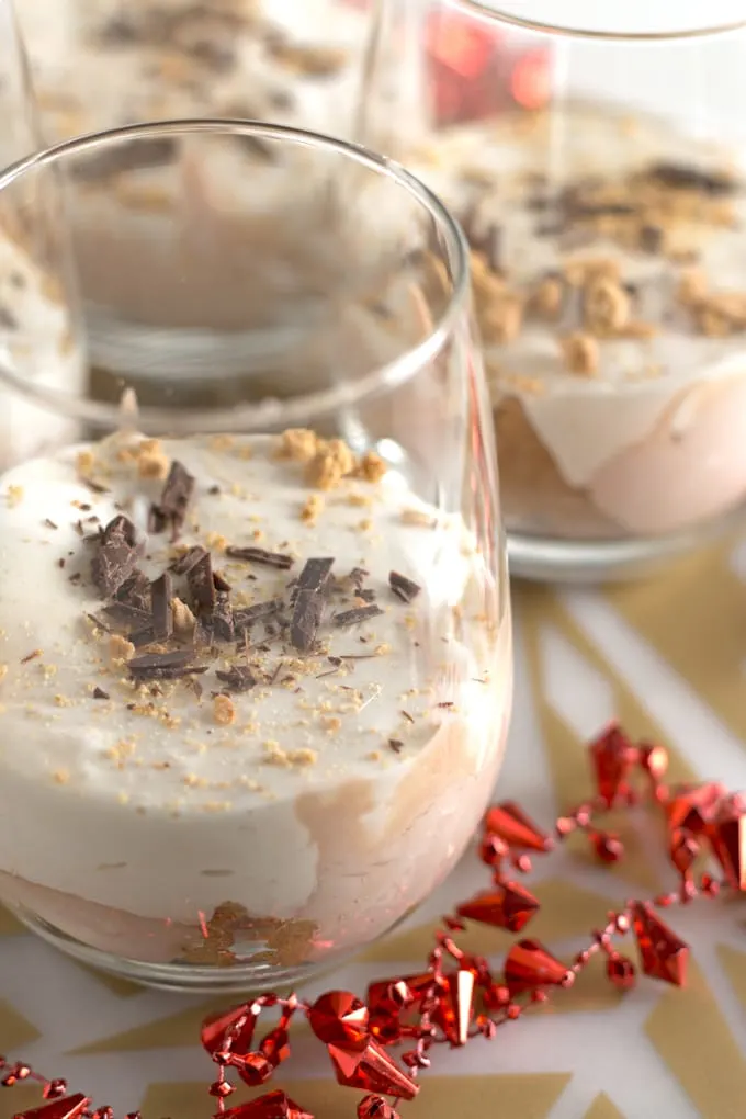 Hot chocolate s'mores parfaits - capture the spirit of the holidays with this fun and easy dessert! | honeyandbirch.com