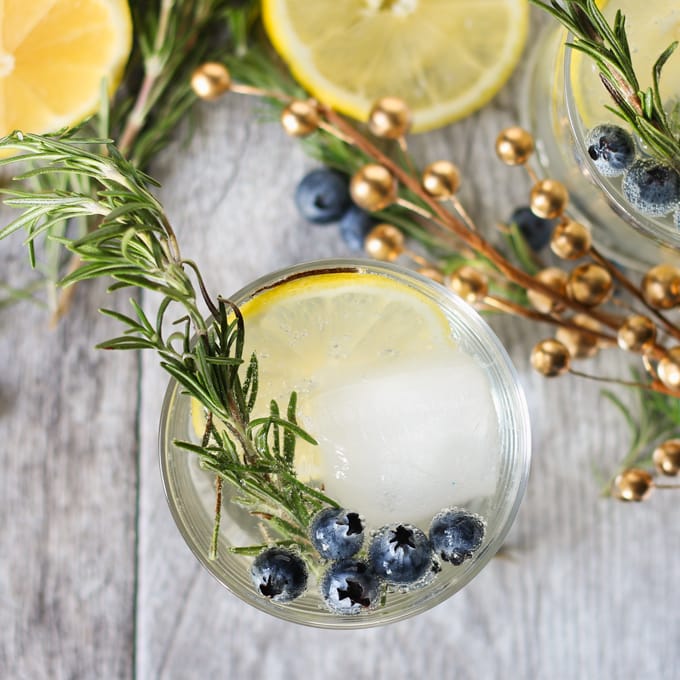 This lemon blueberry vodka spritzer is perfect for holiday parties, weekend brunches or girl's nights. If you are searching for a signature drink, your search is over thanks to this easy cocktail recipe! | honeyandbirch.com