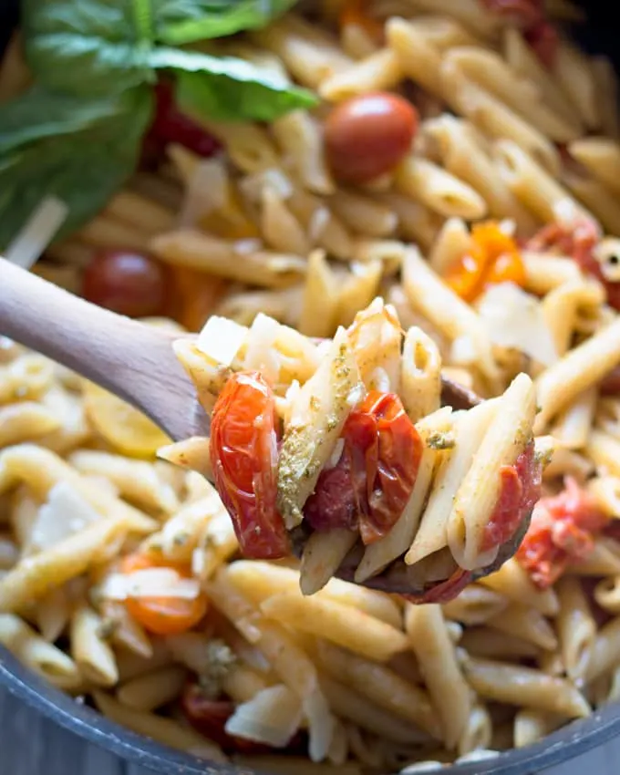 One Pot tomato pesto pasta - 30 minute dinners are my favorite kind of dinners. Use store bought or homemade pesto, cherry tomatoes and shaved parmesan cheese to create this flavorful and easy pasta dinner! | honeyandbirch.com