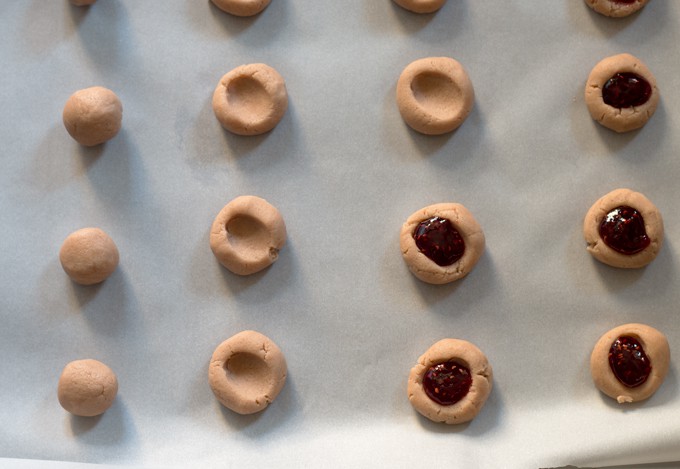 Raspberry chocolate shortbread thumbprint cookies - only 6 ingredients! These cookies are so easy to make and are my new Favorite! | honeyandbirch.com