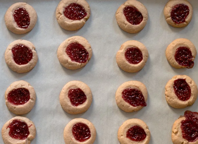 Raspberry chocolate shortbread thumbprint cookies - only 6 ingredients! These cookies are so easy to make and are my new Favorite! | honeyandbirch.com