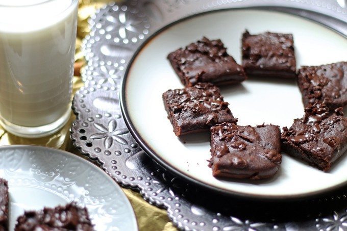 These salted Mexican chocolate black bean brownies are perfect for New Year's Eve celebrations! They will be a delicious slimmed down addition to your holiday party! | honeyandbirch.com