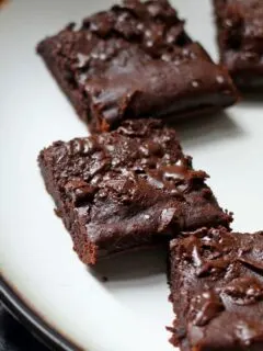 These salted Mexican chocolate black bean brownies are perfect for New Year's Eve celebrations! They will be a delicious slimmed down addition to your holiday party! | honeyandbirch.com