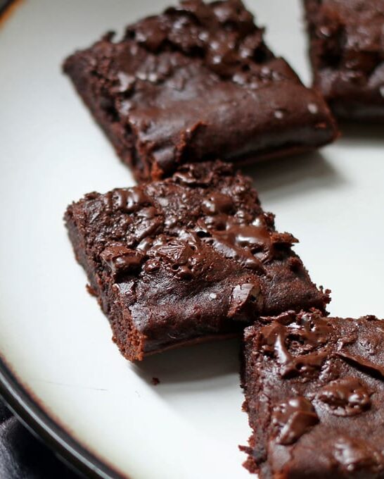 These salted Mexican chocolate black bean brownies are perfect for New Year's Eve celebrations! They will be a delicious slimmed down addition to your holiday party! | honeyandbirch.com