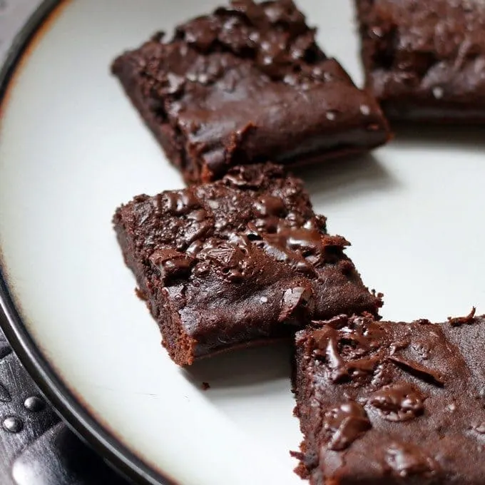 These salted Mexican chocolate black bean brownies are perfect for New Year's Eve celebrations! They will be a delicious slimmed down addition to your holiday party! | honeyandbirch.com