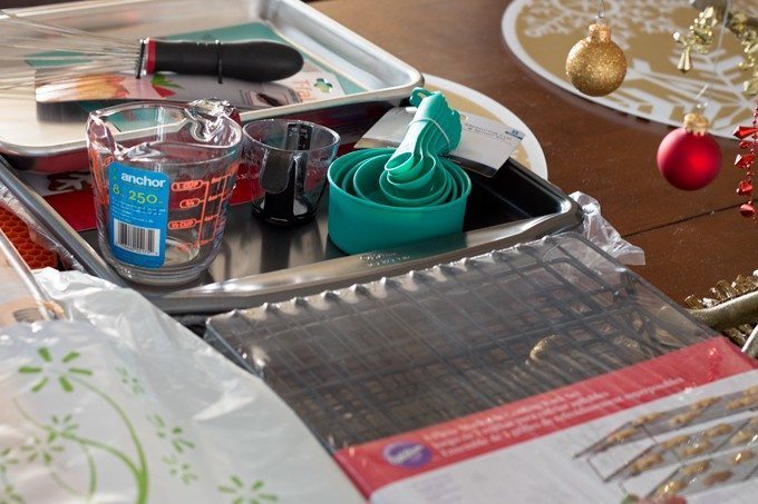Tips for Hosting a Cookie Baking Party and a shopping list you can print out to take with you to the store! | honeyandbirch.com