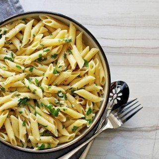 This penne aglio e olio is an easy twist on a classic pasta dish. Serve it as a simple side dish for chicken or as dinner for meatless Monday! | honeyandbirch.com