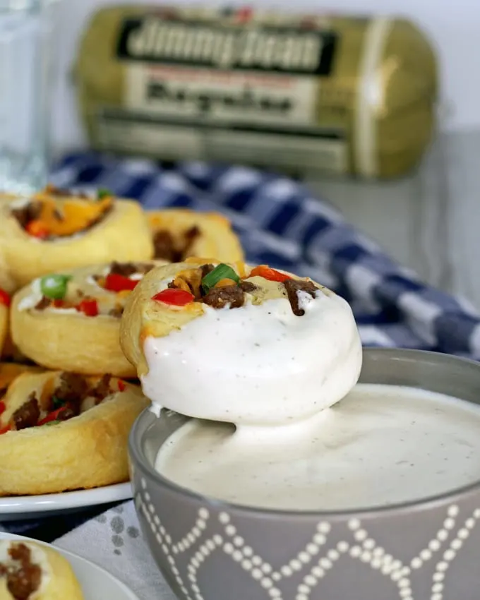 If you're looking for game day food, this sausage pinwheel appetizer is going to be your new favorite recipe for tailgating season. It's made with sausage, refrigerated crescent rolls, red bell peppers and two types of cheese;it's an easy and delicious appetizer to add to your party. Just serve it with a little ranch! | honeyandbirch.com