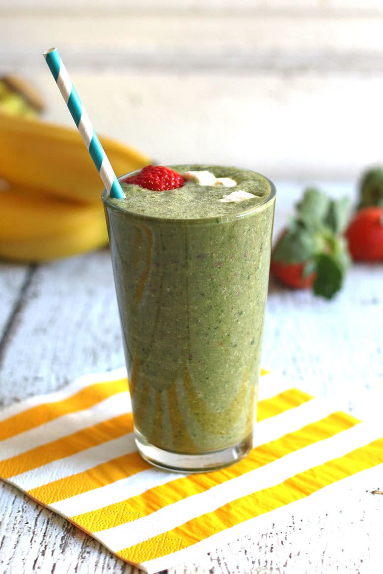 Looking for a healthy breakfast? Try this strawberry banana green smoothie recipe! It's dairy free and sweetened by dates. | honeyandbirch.com