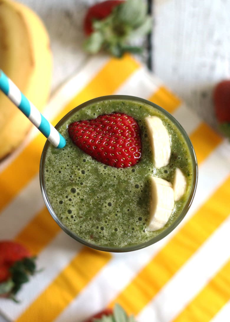 Looking for a healthy breakfast? Try this strawberry banana green smoothie recipe! It's dairy free and sweetened by dates. | honeyandbirch.com