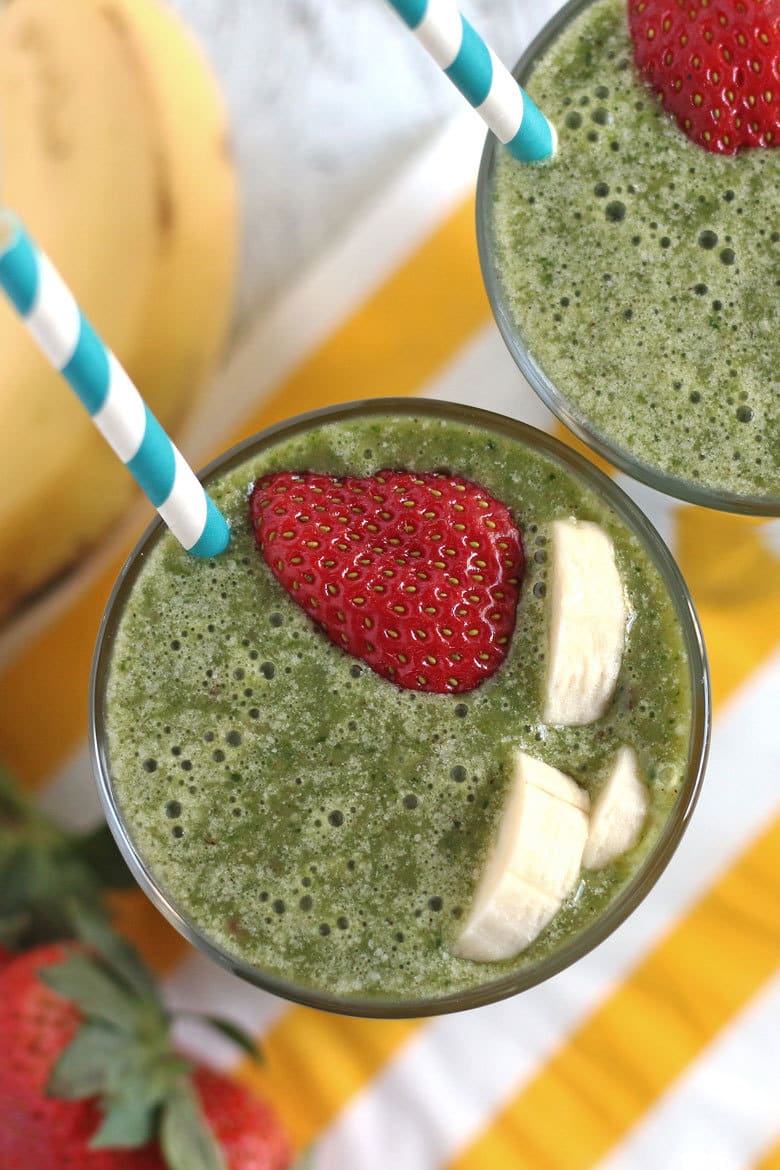 Looking for a healthy breakfast? Try this strawberry banana green smoothie recipe! It's dairy free and sweetened by dates. | honeyandbirch.com