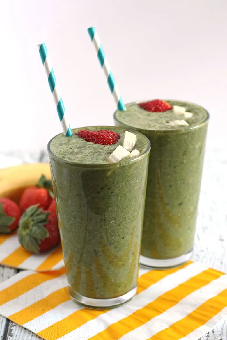 Looking for a healthy breakfast? Try this strawberry banana green smoothie recipe! It's dairy free and sweetened by dates. | honeyandbirch.com