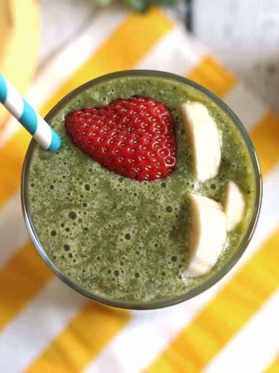 Looking for a healthy breakfast? Try this strawberry banana green smoothie recipe! It's dairy free and sweetened by dates. | honeyandbirch.com