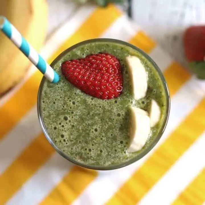 Looking for a healthy breakfast? Try this strawberry banana green smoothie recipe! It's dairy free and sweetened by dates. | honeyandbirch.com