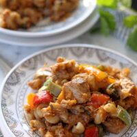 This chicken fajita mac and cheese is some serious comfort food. It is perfect for Sunday supper so invite your whole family over for dinner! | honeyandbirch.com