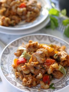 This chicken fajita mac and cheese is some serious comfort food. It is perfect for Sunday supper so invite your whole family over for dinner! | honeyandbirch.com